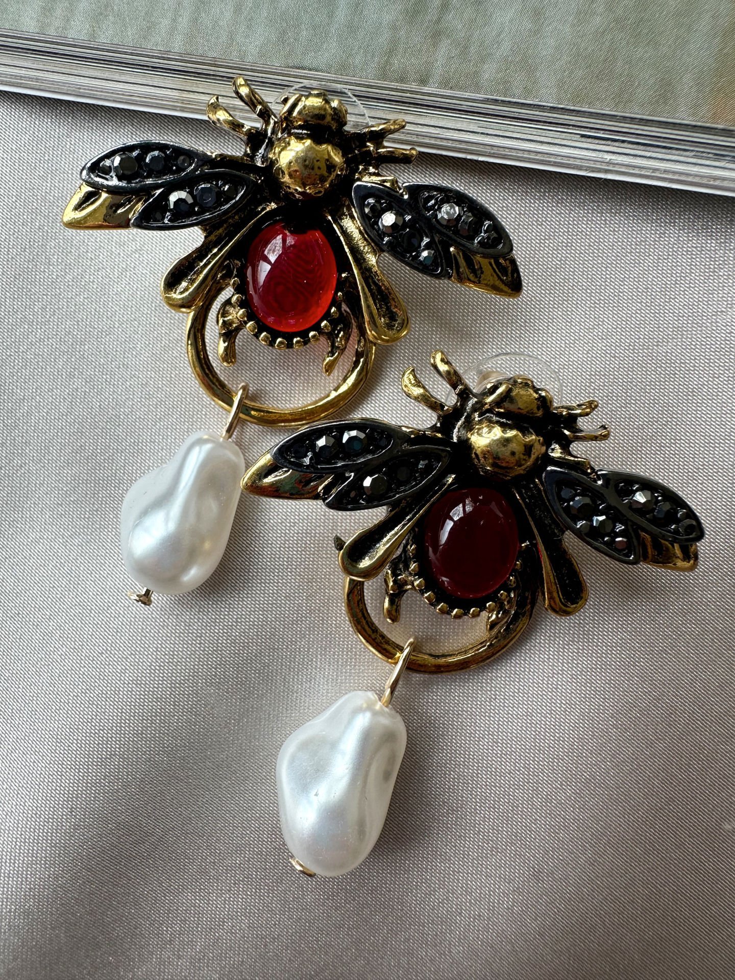 Marka Model Arı Küpe(Gold)