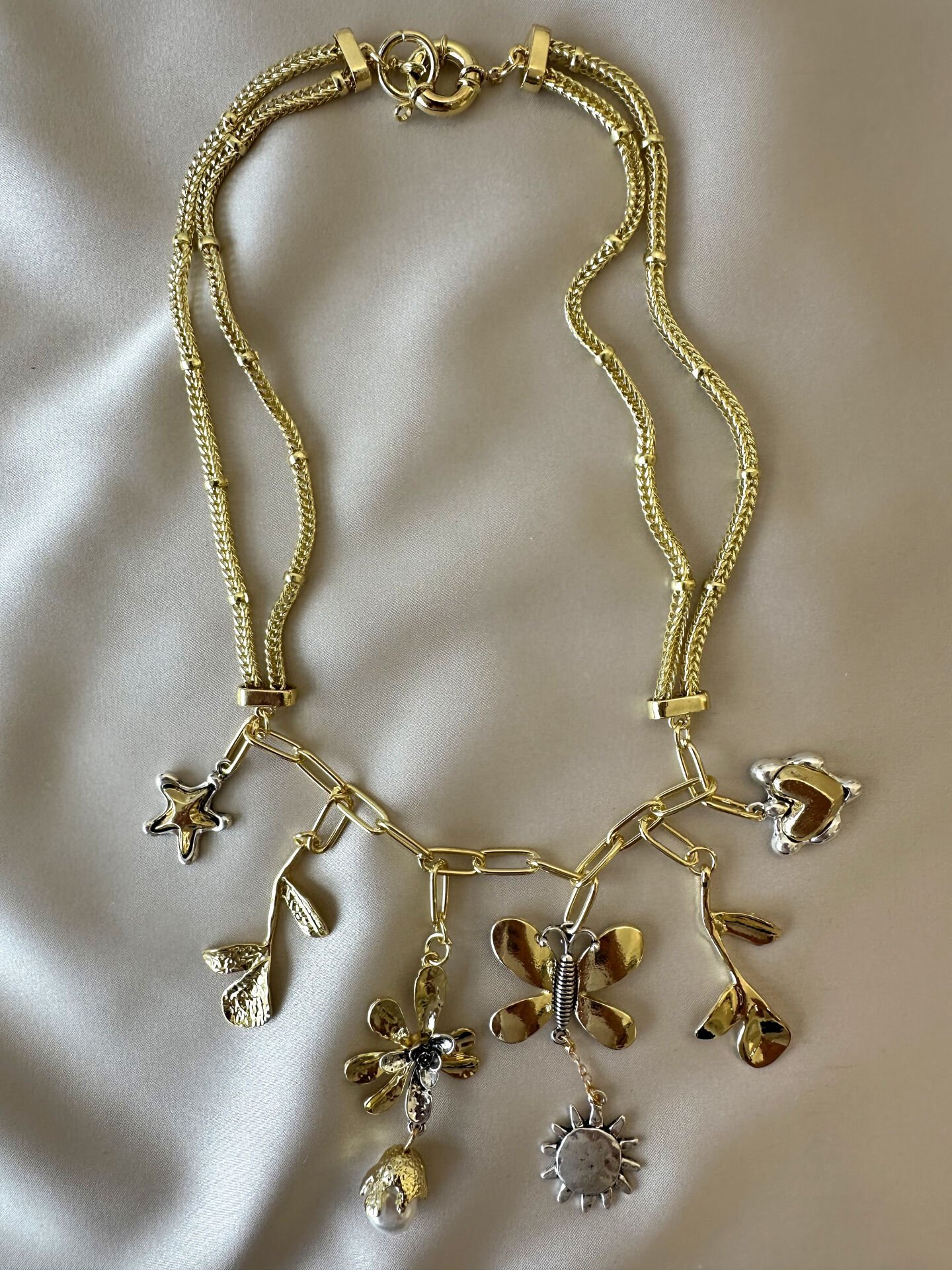 Marka Model Sallantılı Kelebek Kolye