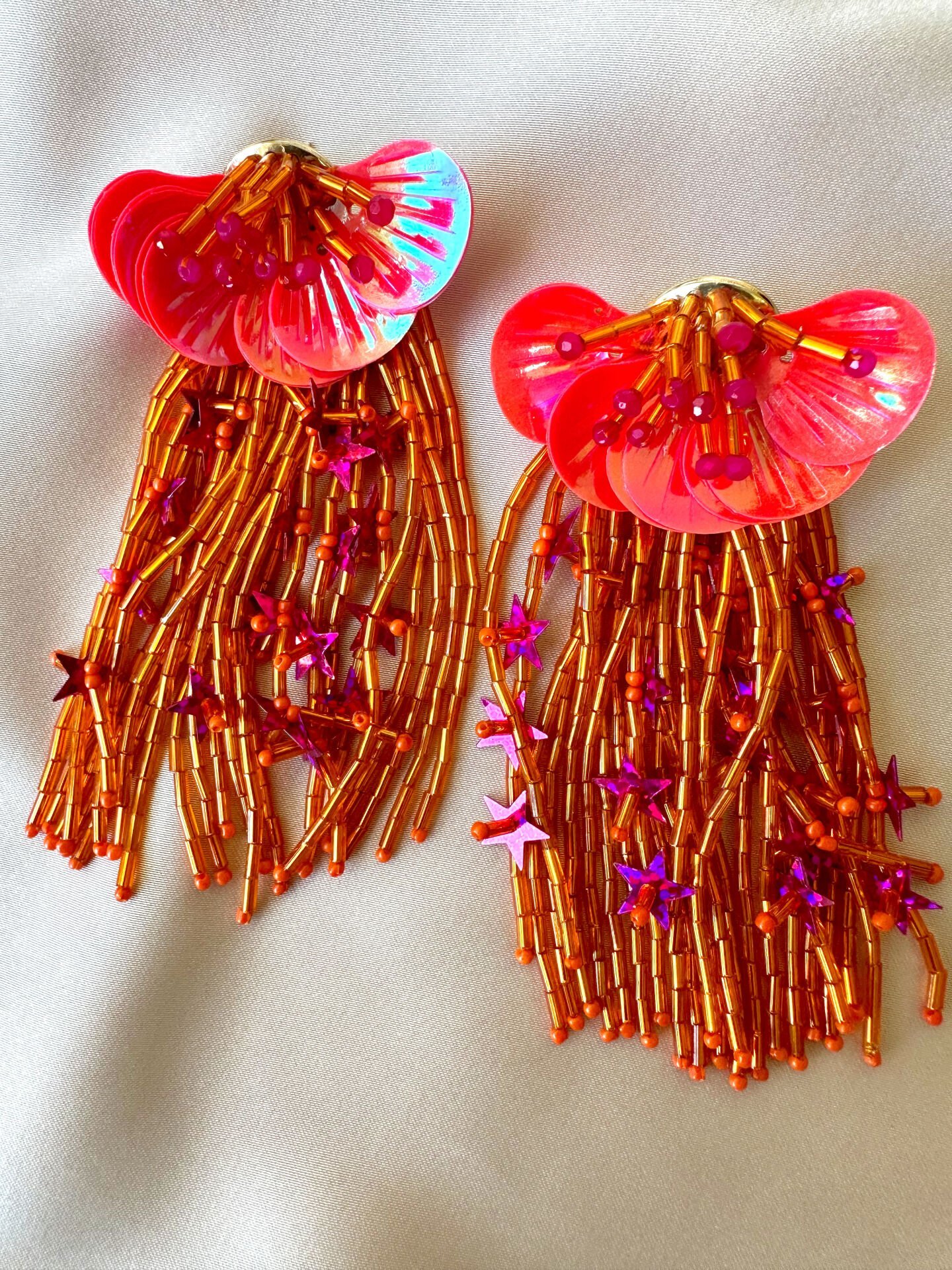 Marka Model Hologram Sallantılı Küpe