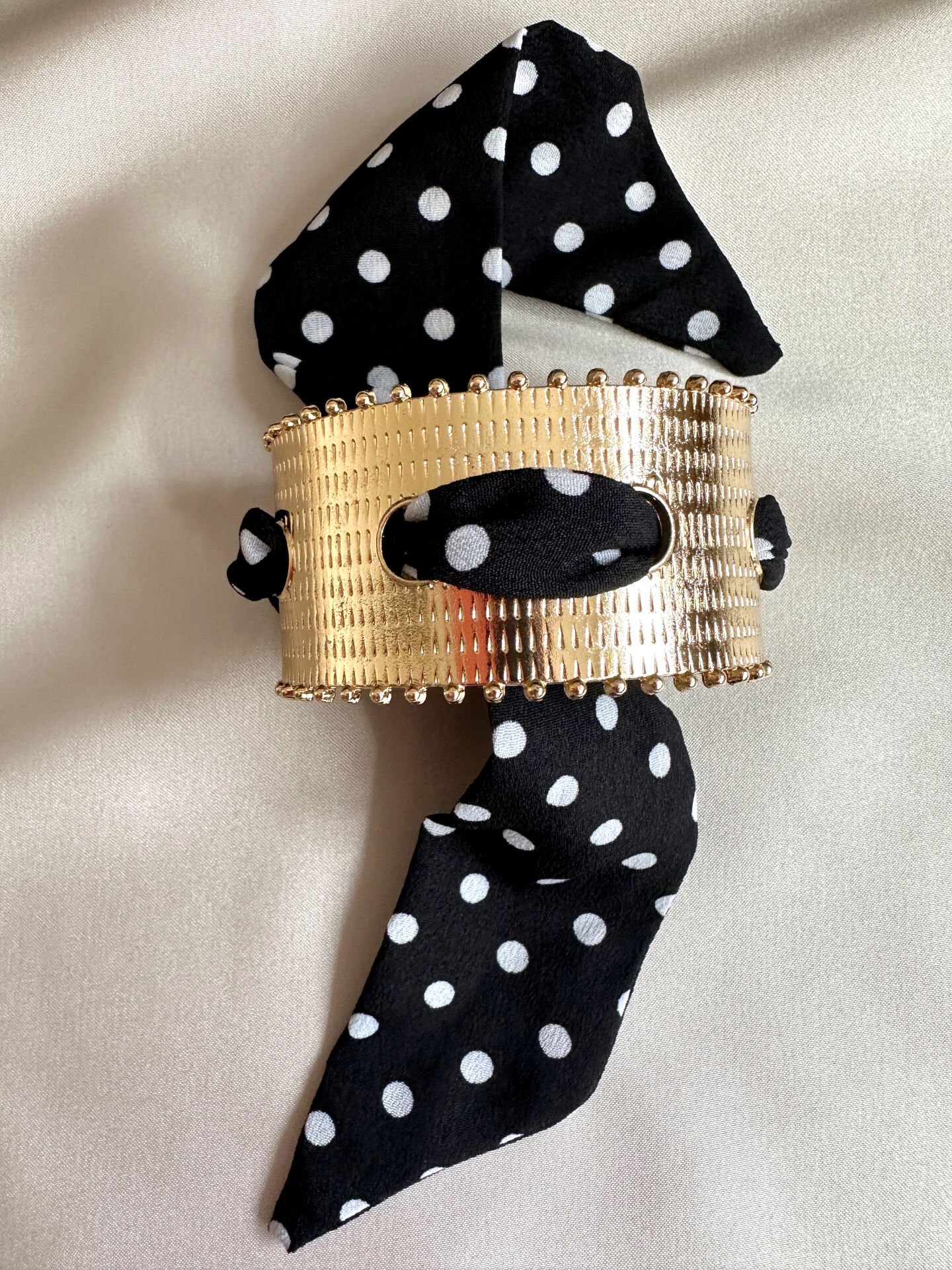 Fularlı Bileklik(Siyah Puantiye)