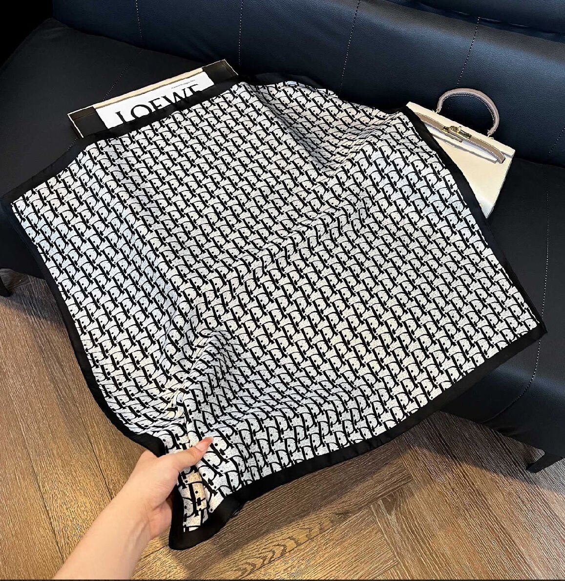 Marka Siyah Detay Fular(70x70)