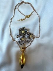 Marka Model Çiçekli Metal Kolye