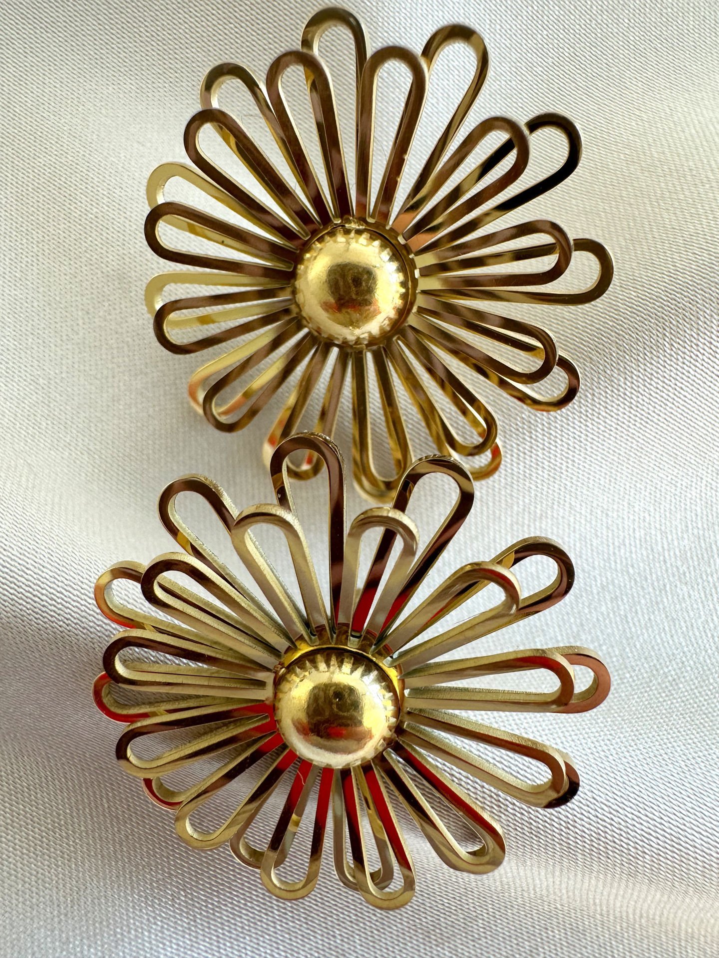 Çelik Kabartmalı Çiçek Küpe