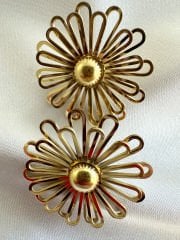 Çelik Kabartmalı Çiçek Küpe