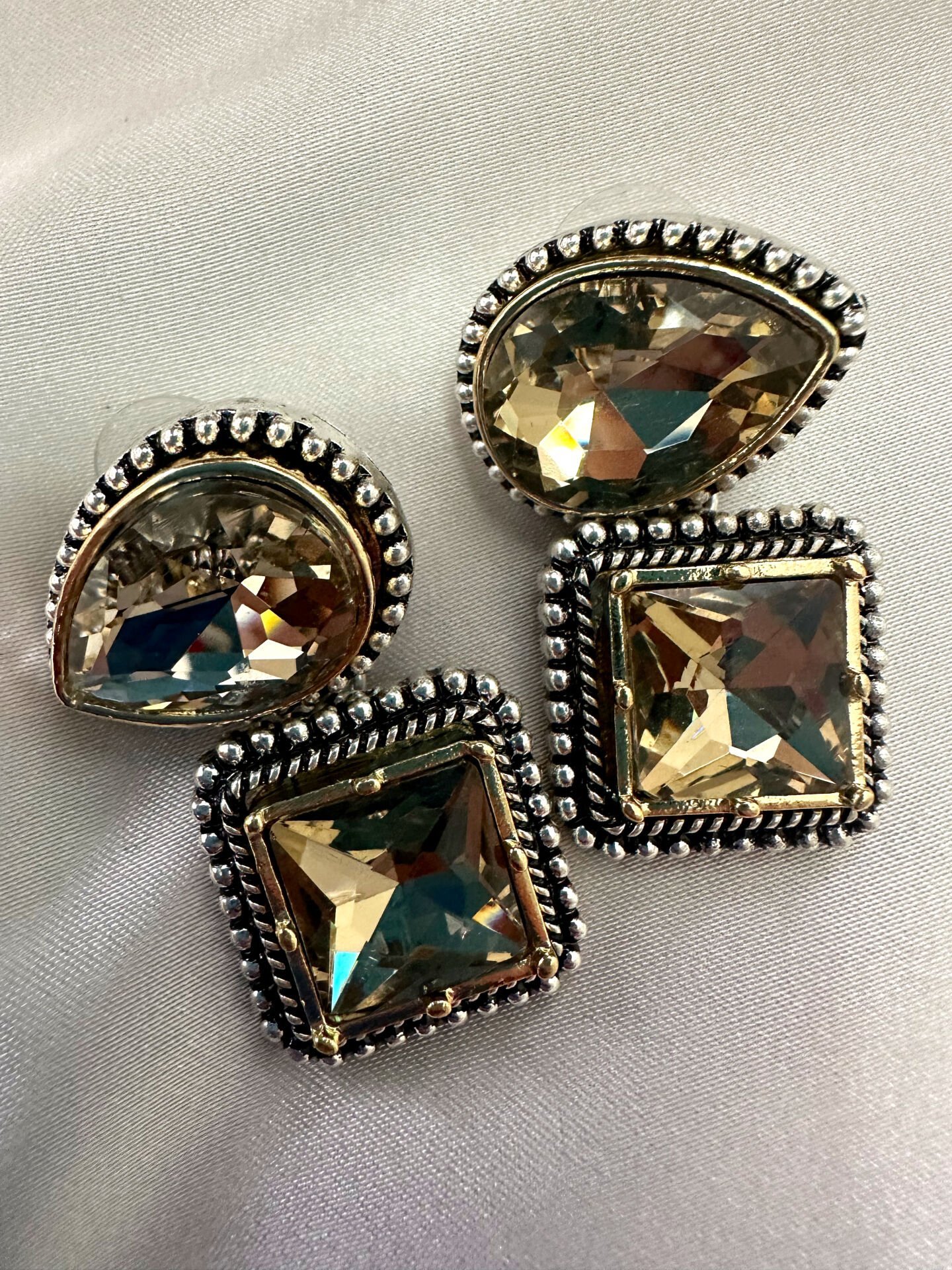 Marka Model Taşlı Küpe