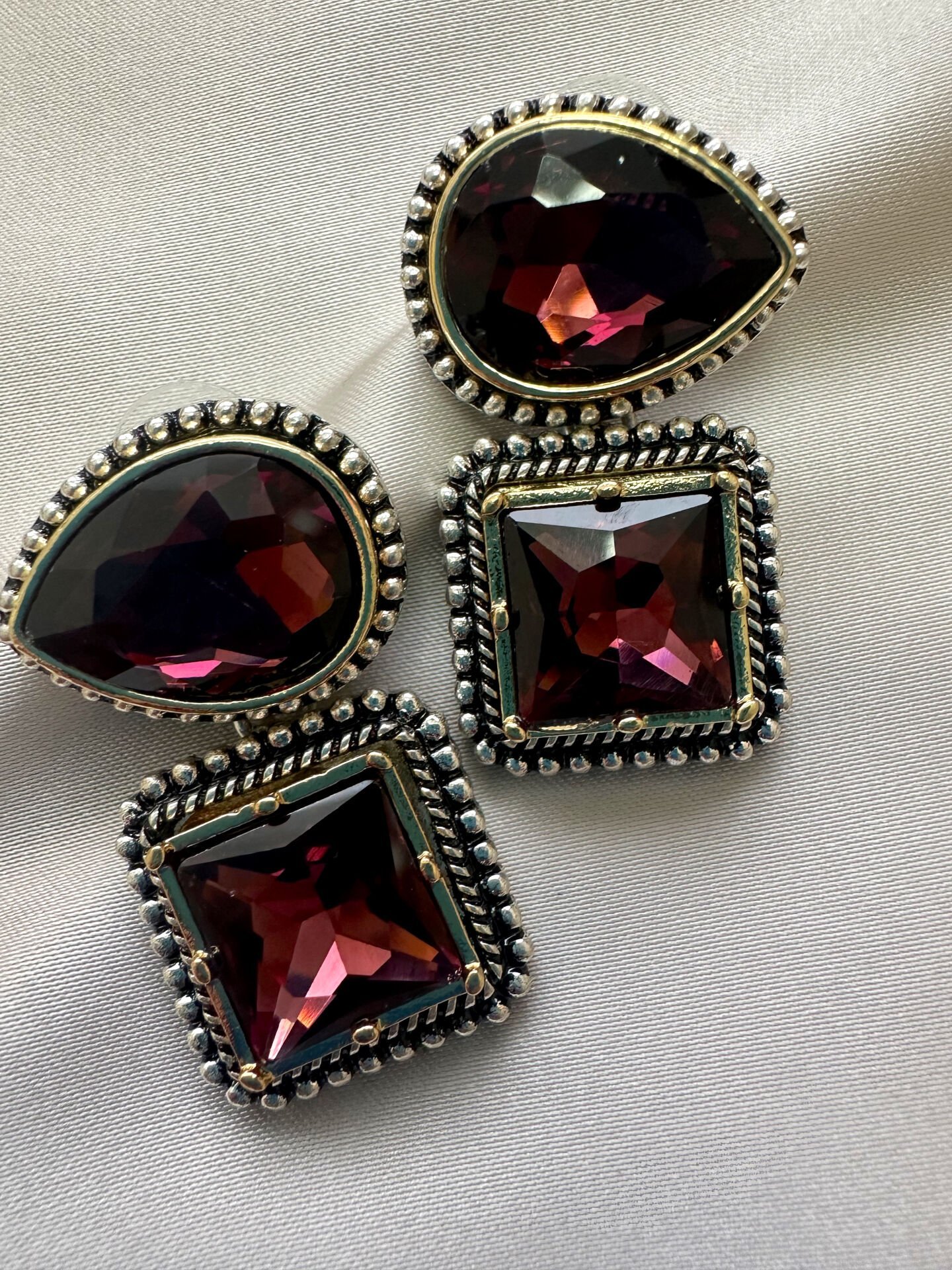 Marka Model Taşlı Küpe(Mürdüm)