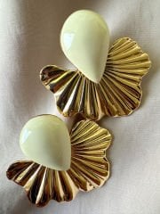 Ekru Mineli Dalgalı Küpe