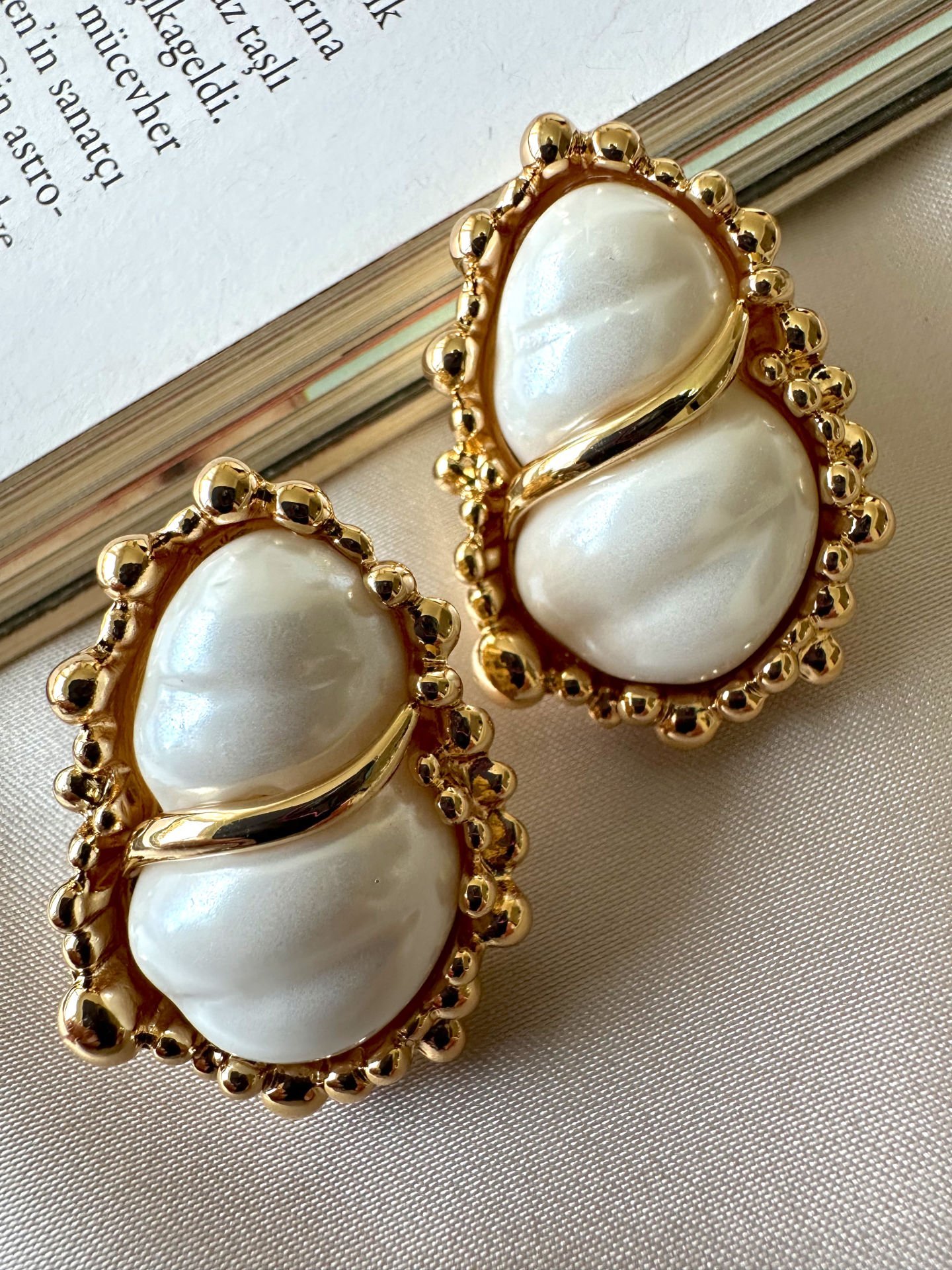 Marka Model Kıvrımlı Tasarım Küpe(Beyaz)