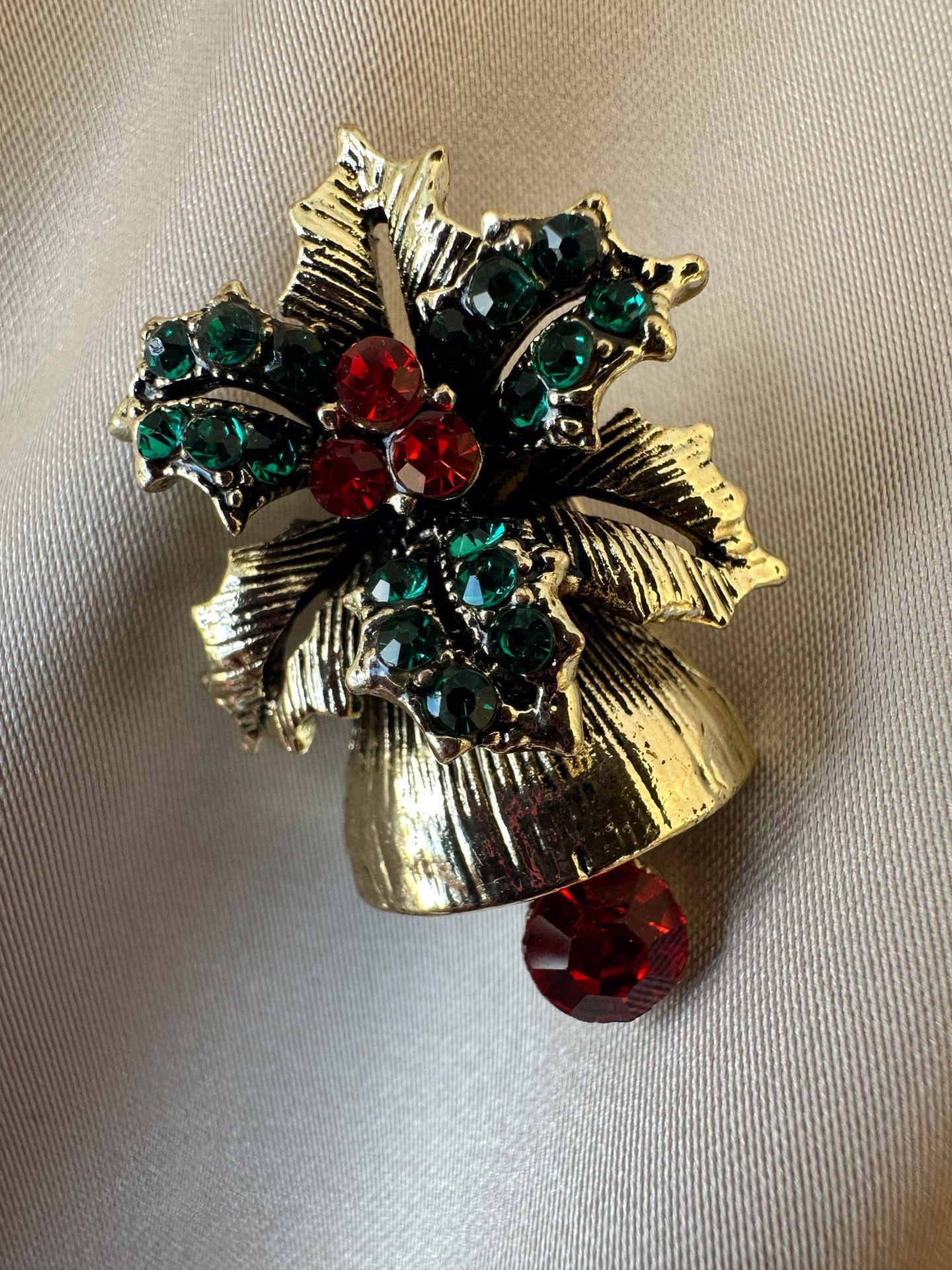 Yeni Yıl Kırmızı Taşlı Çan Broş