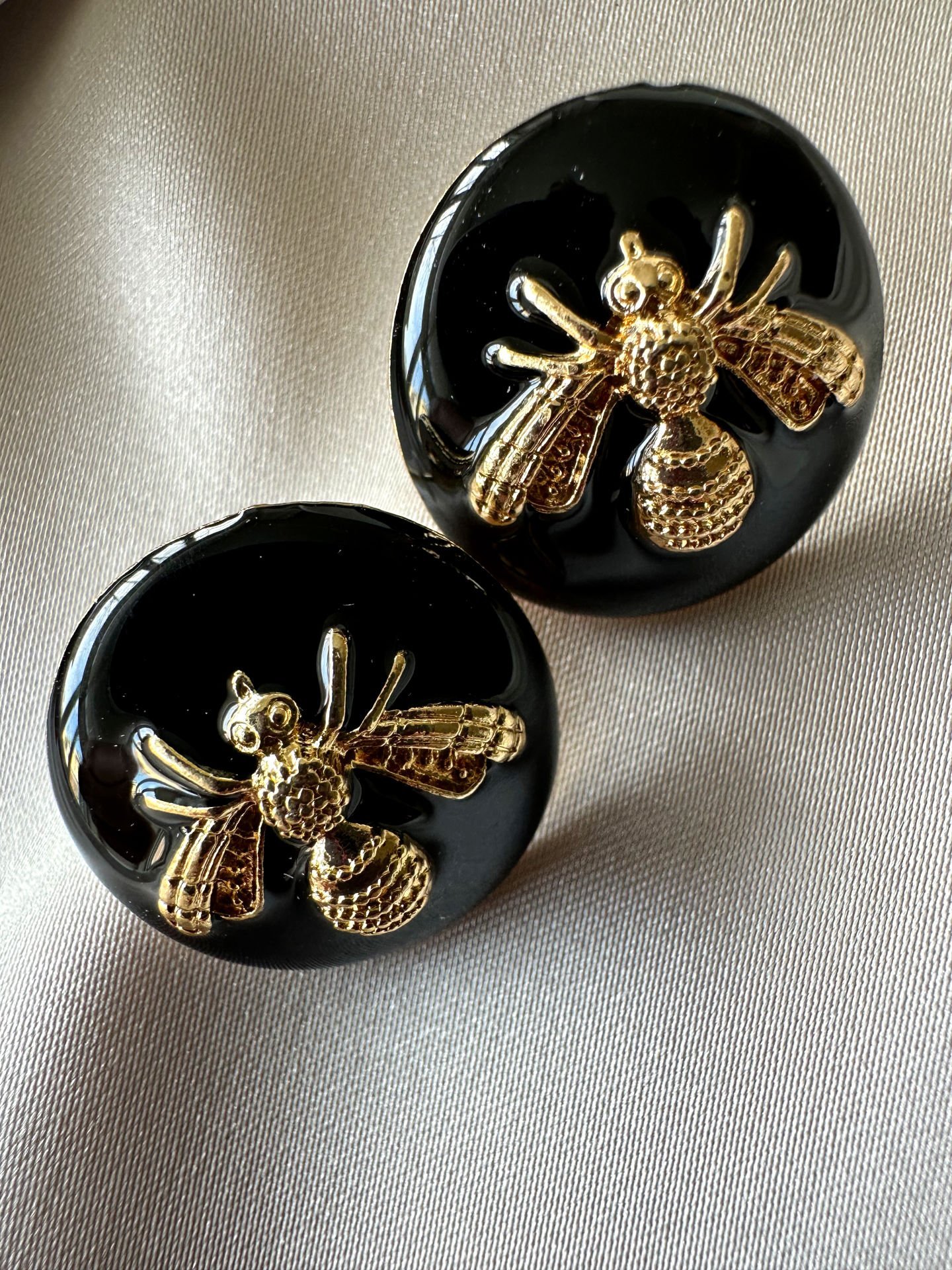 Marka Model Siyah Mineli Arı Küpe