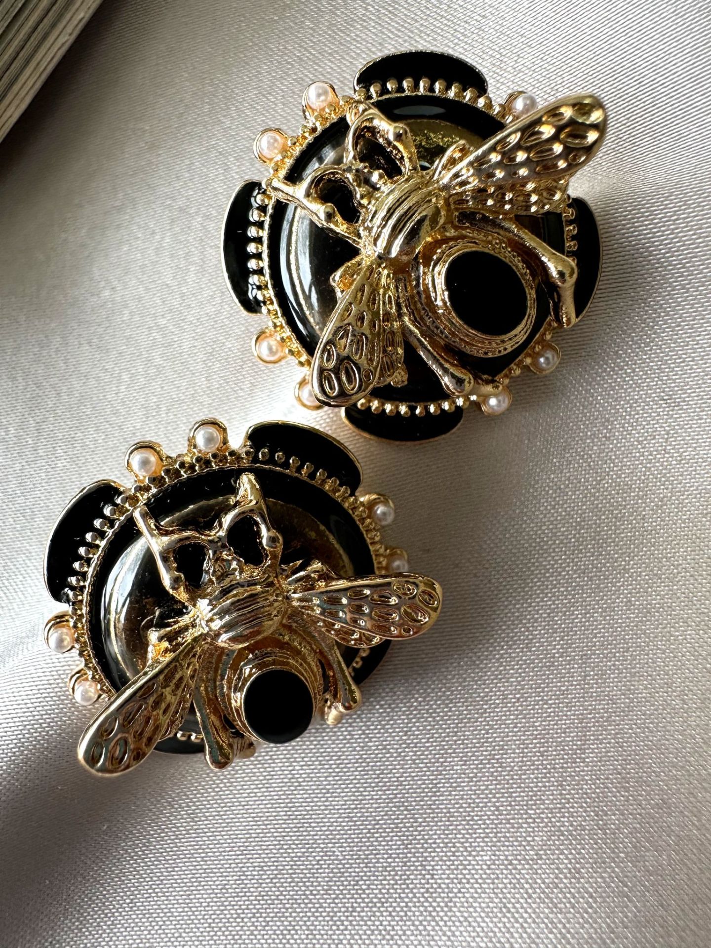 Marka Model Siyah Arı Küpe